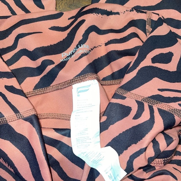 womans size medium fabletics leggings - Picture 4 of 4